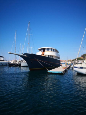 CLASSIC Yacht YANIKA Yachting Watersport ETS